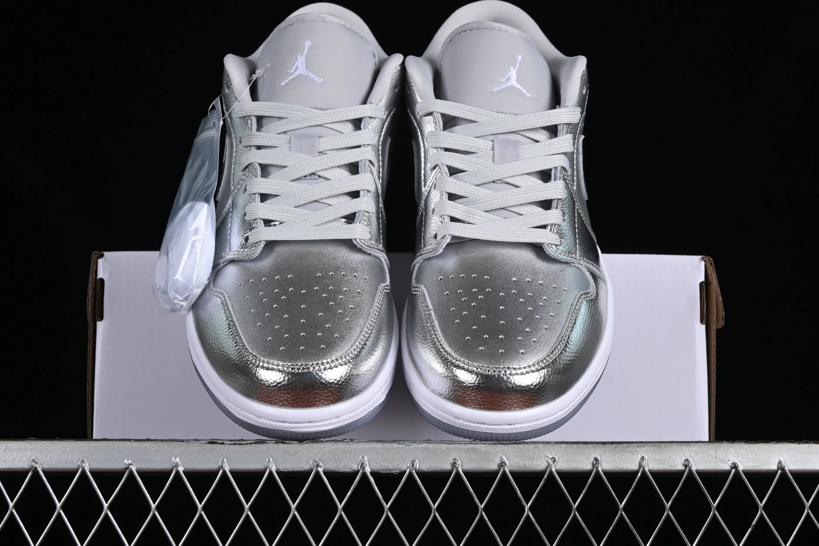 All categories Air Jordan Jordan series basketball shoes Air Jordan 1 Low Z version Air Jordan 1 Low "Metallic Silver" AJ1 Joe 1 liquid silver low-top cultural casual sneakers FN5030-001